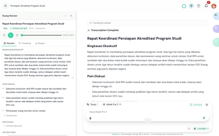 Ruang Notulen kakak.ai — ringkasan eksekutif, poin diskusi, keputusan, dan action items yang bisa disunting langsung