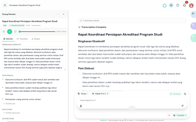 Panel Ruang Notulen kakak.ai pada tab Notulen — judul rapat, lencana Siap dan Konteks chat aktif, pemutar audio, lalu Ringkasan Eksekutif, Poin Diskusi, Keputusan, dan Action Items yang bisa disunting