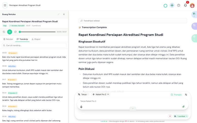 Panel Ruang Notulen kakak.ai pada tab Transkrip — kotak cari, lalu daftar segmen dengan cap waktu, chip nama pembicara berwarna, dan teks percakapan