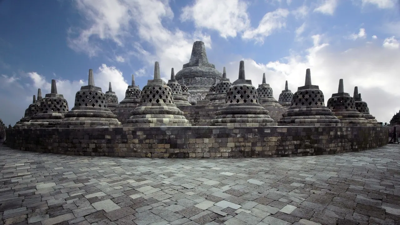 Candi Borobudur tampak dari kejauhan dengan stupa di bawah langit terbuka