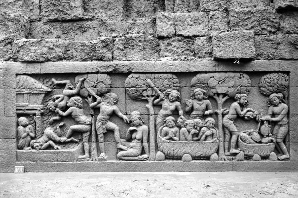 Detail pahatan relief batu pada dinding Candi Borobudur